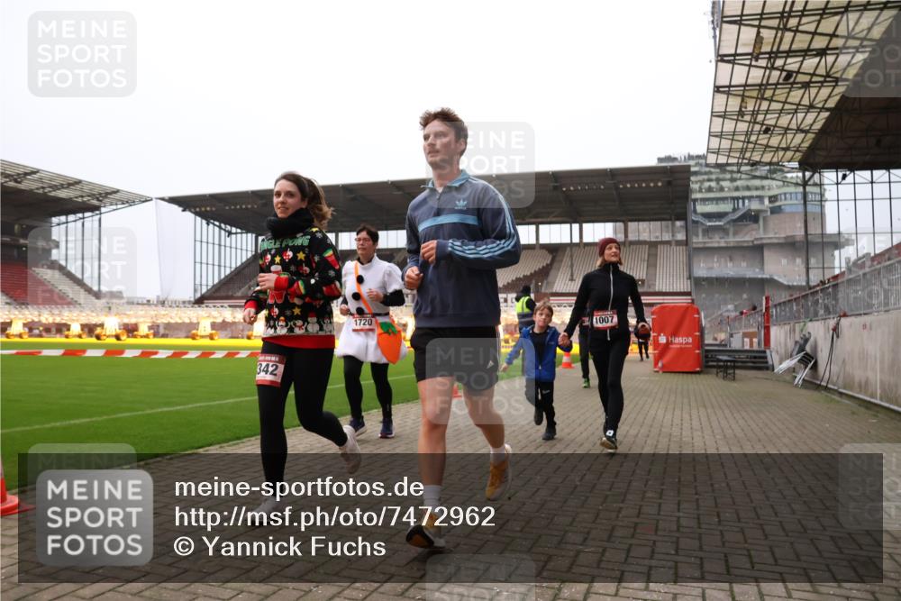 08.12.2024 - St. Pauli X-Mass-Run No. 14 Yannick Fuchs http://msf.ph/oto/7472962 08.12.2024 10:07:12 Ziel 129, 151, 165, 892, 1007, 1124, 1426, 1720, 2099, 2208, 2212, 2346, 2843, 2861, 2888, 3153, 3338, 3342 meine-sportfotos.de