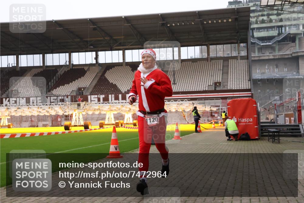 08.12.2024 - St. Pauli X-Mass-Run No. 14 Yannick Fuchs http://msf.ph/oto/7472964 08.12.2024 09:53:03 Ziel 1120 meine-sportfotos.de