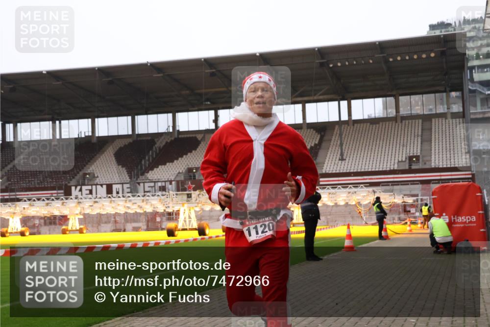 08.12.2024 - St. Pauli X-Mass-Run No. 14 Yannick Fuchs http://msf.ph/oto/7472966 08.12.2024 09:53:03 Ziel 1120 meine-sportfotos.de