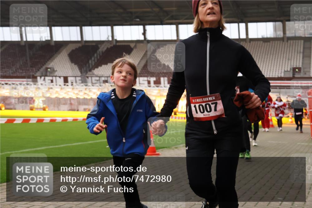 08.12.2024 - St. Pauli X-Mass-Run No. 14 Yannick Fuchs http://msf.ph/oto/7472980 08.12.2024 10:07:13 Ziel 129, 151, 165, 892, 1007, 1124, 1426, 1720, 2099, 2208, 2212, 2843, 2861, 2888, 3153, 3338, 3342 meine-sportfotos.de