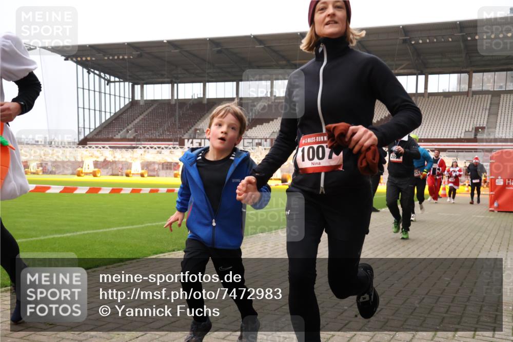 08.12.2024 - St. Pauli X-Mass-Run No. 14 Yannick Fuchs http://msf.ph/oto/7472983 08.12.2024 10:07:13 Ziel 129, 151, 165, 892, 1007, 1124, 1426, 1720, 2099, 2208, 2212, 2843, 2861, 2888, 3153, 3338, 3342 meine-sportfotos.de