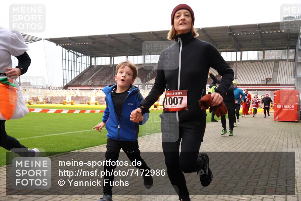 08.12.2024 - St. Pauli X-Mass-Run No. 14 Yannick Fuchs http://msf.ph/oto/7472986 08.12.2024 10:07:13 Ziel 129, 151, 165, 892, 1007, 1124, 1426, 1720, 2099, 2208, 2212, 2843, 2861, 2888, 3153, 3338, 3342 meine-sportfotos.de