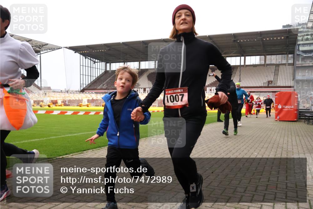 08.12.2024 - St. Pauli X-Mass-Run No. 14 Yannick Fuchs http://msf.ph/oto/7472989 08.12.2024 10:07:13 Ziel 129, 151, 165, 892, 1007, 1124, 1426, 1720, 2099, 2208, 2212, 2843, 2861, 2888, 3153, 3338, 3342 meine-sportfotos.de
