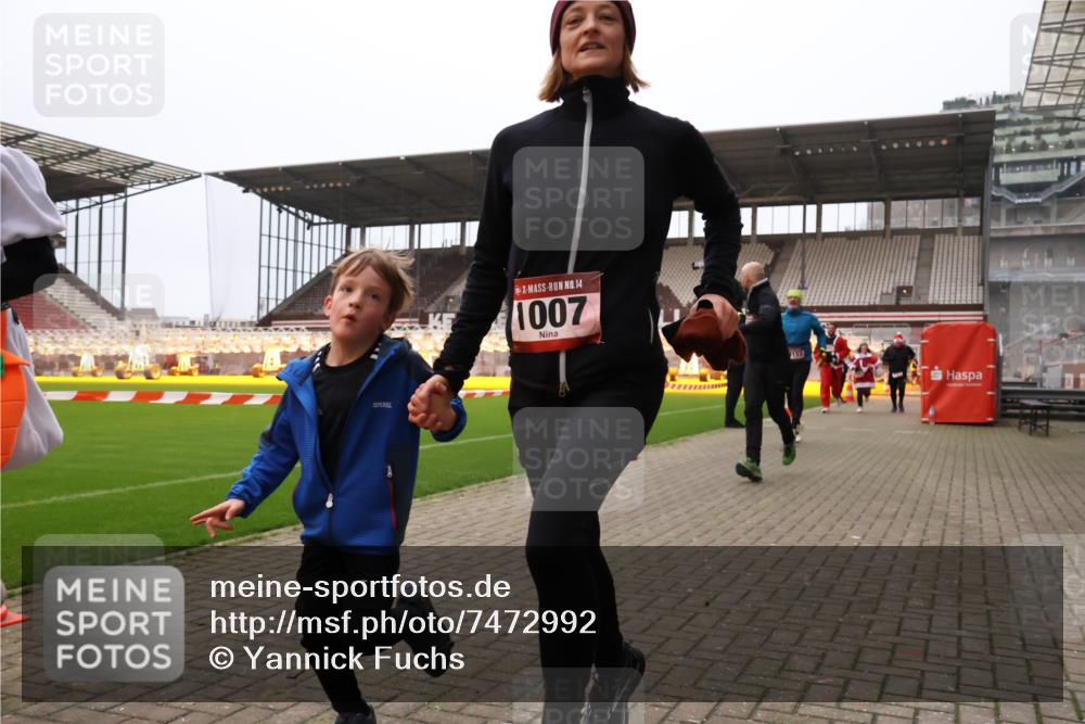 08.12.2024 - St. Pauli X-Mass-Run No. 14 Yannick Fuchs http://msf.ph/oto/7472992 08.12.2024 10:07:13 Ziel 129, 151, 165, 892, 1007, 1124, 1426, 1720, 2099, 2208, 2212, 2843, 2861, 2888, 3153, 3338, 3342 meine-sportfotos.de