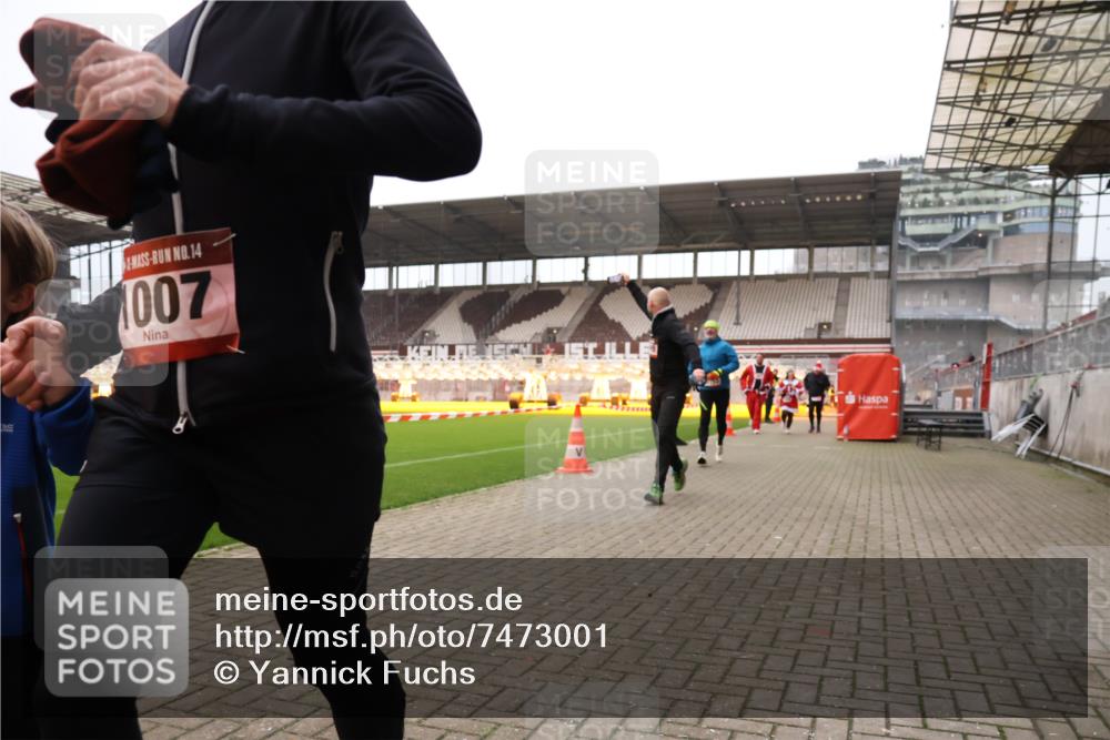 08.12.2024 - St. Pauli X-Mass-Run No. 14 Yannick Fuchs http://msf.ph/oto/7473001 08.12.2024 10:07:14 Ziel 129, 165, 892, 1007, 1124, 1426, 1720, 2099, 2208, 2843, 2861, 2888, 3153, 3338, 3342 meine-sportfotos.de