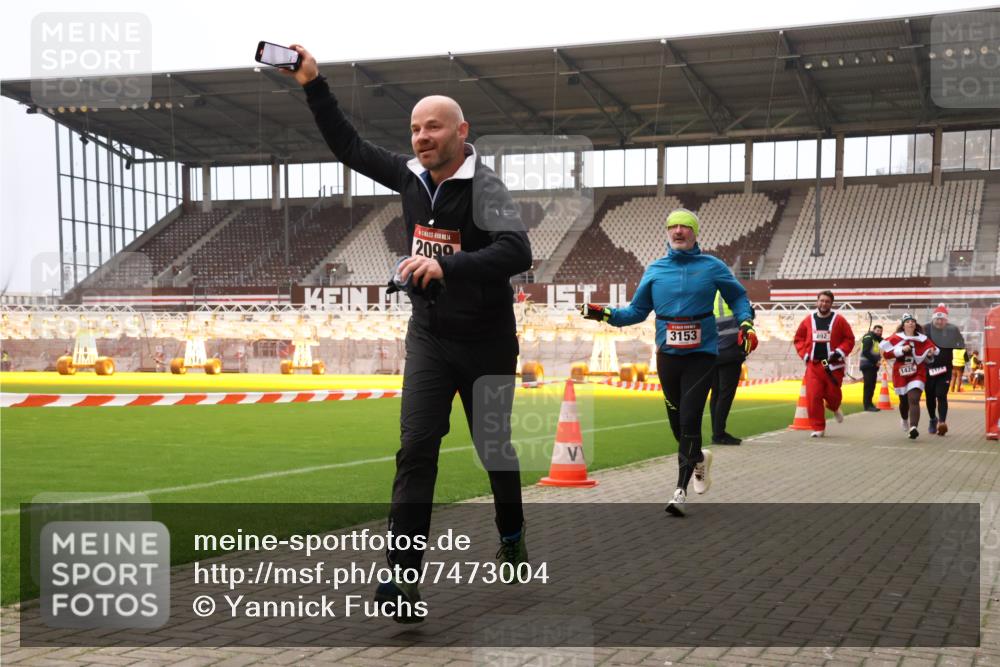 08.12.2024 - St. Pauli X-Mass-Run No. 14 Yannick Fuchs http://msf.ph/oto/7473004 08.12.2024 10:07:15 Ziel 129, 165, 892, 1007, 1124, 1426, 1720, 2099, 2208, 2843, 2861, 2888, 3153, 3338, 3342 meine-sportfotos.de