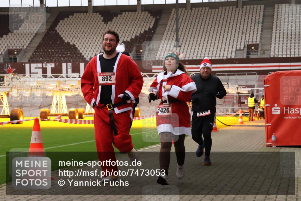08.12.2024 - St. Pauli X-Mass-Run No. 14 Yannick Fuchs http://msf.ph/oto/7473053 08.12.2024 10:07:18 Ziel 129, 165, 892, 1007, 1124, 1426, 1720, 2099, 2208, 2843, 2861, 2888, 3153, 3338, 3342 meine-sportfotos.de