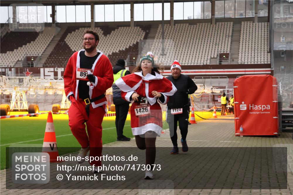 08.12.2024 - St. Pauli X-Mass-Run No. 14 Yannick Fuchs http://msf.ph/oto/7473073 08.12.2024 10:07:18 Ziel 129, 165, 892, 1007, 1124, 1426, 1720, 2099, 2208, 2843, 2861, 2888, 3153, 3338, 3342 meine-sportfotos.de