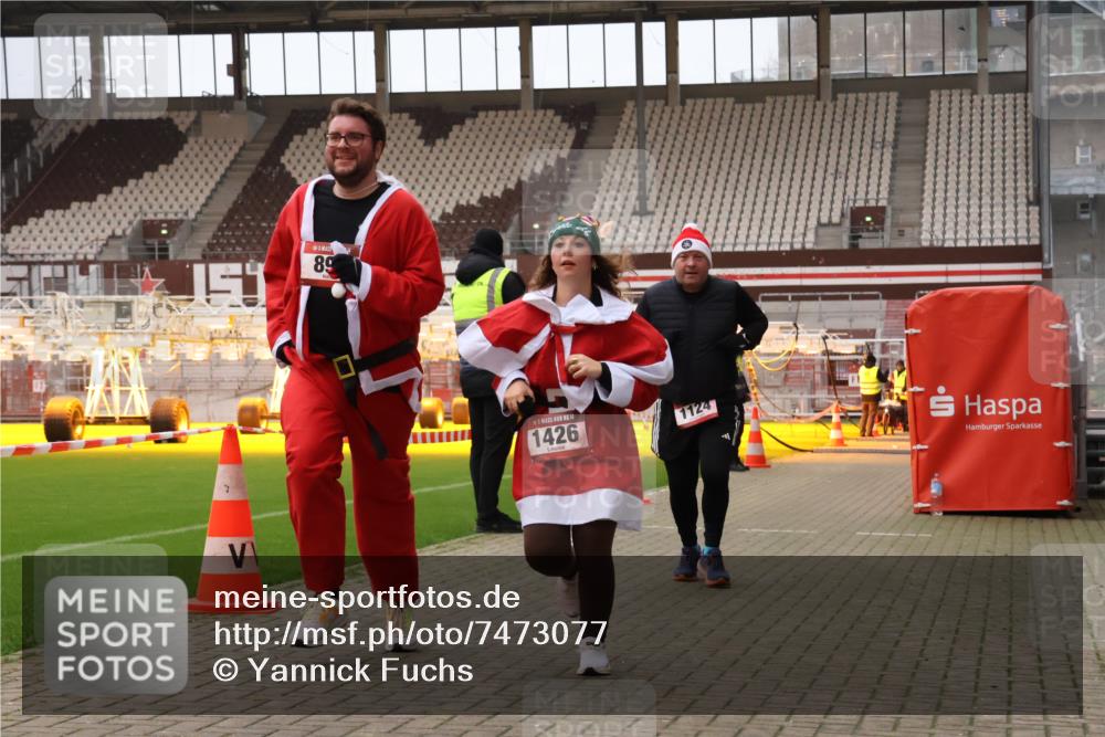 08.12.2024 - St. Pauli X-Mass-Run No. 14 Yannick Fuchs http://msf.ph/oto/7473077 08.12.2024 10:07:18 Ziel 129, 165, 892, 1007, 1124, 1426, 1720, 2099, 2208, 2843, 2861, 2888, 3153, 3338, 3342 meine-sportfotos.de