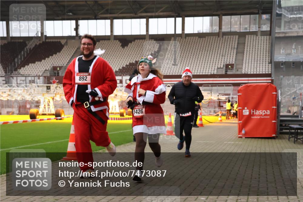 08.12.2024 - St. Pauli X-Mass-Run No. 14 Yannick Fuchs http://msf.ph/oto/7473087 08.12.2024 10:07:18 Ziel 129, 165, 892, 1007, 1124, 1426, 1720, 2099, 2208, 2843, 2861, 2888, 3153, 3338, 3342 meine-sportfotos.de