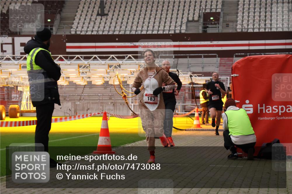 08.12.2024 - St. Pauli X-Mass-Run No. 14 Yannick Fuchs http://msf.ph/oto/7473088 08.12.2024 09:53:27 Ziel 183, 859, 2084, 2844, 3023, 3307 meine-sportfotos.de