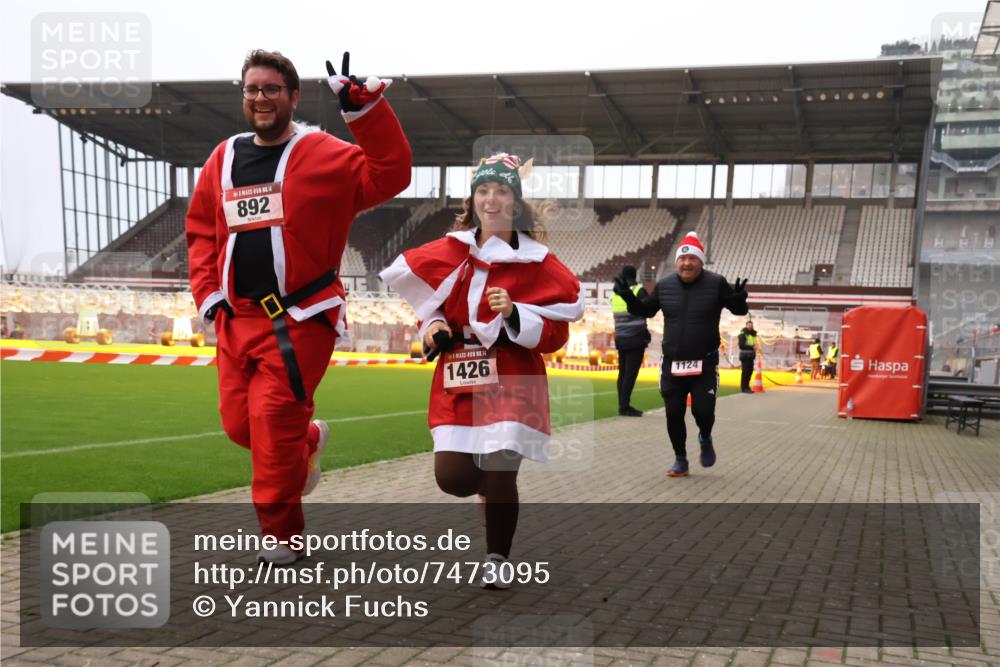 08.12.2024 - St. Pauli X-Mass-Run No. 14 Yannick Fuchs http://msf.ph/oto/7473095 08.12.2024 10:07:19 Ziel 129, 165, 892, 1007, 1124, 1426, 1720, 2099, 2208, 2843, 2861, 2888, 3153, 3338, 3342 meine-sportfotos.de