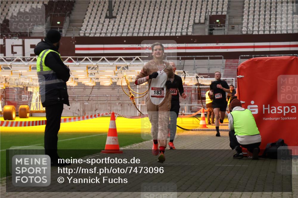 08.12.2024 - St. Pauli X-Mass-Run No. 14 Yannick Fuchs http://msf.ph/oto/7473096 08.12.2024 09:53:28 Ziel 183, 859, 1818, 2084, 2844, 3023, 3307 meine-sportfotos.de