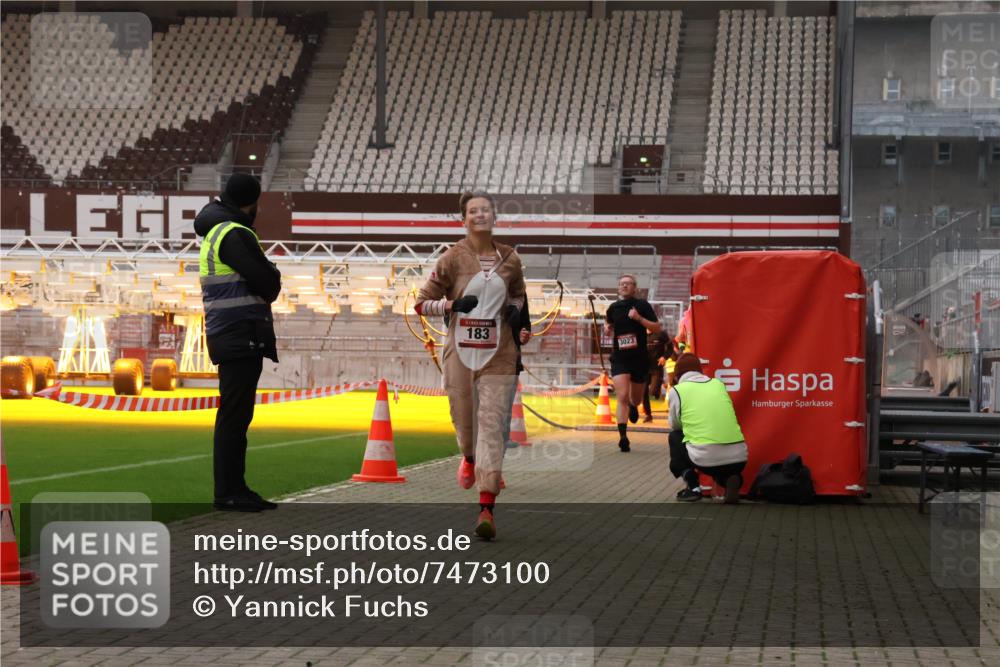 08.12.2024 - St. Pauli X-Mass-Run No. 14 Yannick Fuchs http://msf.ph/oto/7473100 08.12.2024 09:53:28 Ziel 183, 859, 1818, 2084, 2844, 3023, 3307 meine-sportfotos.de
