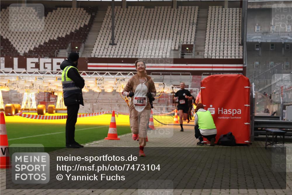 08.12.2024 - St. Pauli X-Mass-Run No. 14 Yannick Fuchs http://msf.ph/oto/7473104 08.12.2024 09:53:28 Ziel 183, 859, 1818, 2084, 2844, 3023, 3307 meine-sportfotos.de