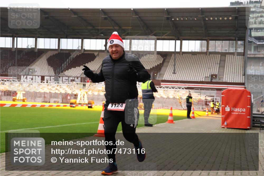 08.12.2024 - St. Pauli X-Mass-Run No. 14 Yannick Fuchs http://msf.ph/oto/7473116 08.12.2024 10:07:21 Ziel 129, 165, 892, 1007, 1124, 1426, 1720, 2099, 2208, 2861, 3153, 3338, 3342 meine-sportfotos.de