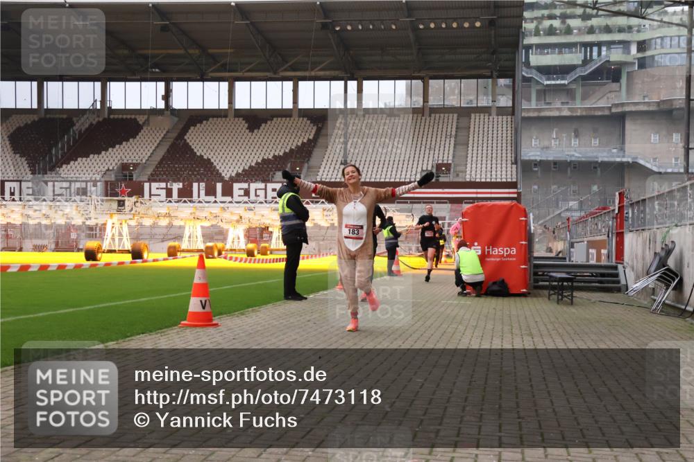 08.12.2024 - St. Pauli X-Mass-Run No. 14 Yannick Fuchs http://msf.ph/oto/7473118 08.12.2024 09:53:29 Ziel 183, 859, 1818, 2084, 2844, 3023, 3307 meine-sportfotos.de