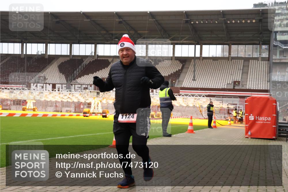 08.12.2024 - St. Pauli X-Mass-Run No. 14 Yannick Fuchs http://msf.ph/oto/7473120 08.12.2024 10:07:21 Ziel 129, 165, 892, 1007, 1124, 1426, 1720, 2099, 2208, 2861, 3153, 3338, 3342 meine-sportfotos.de