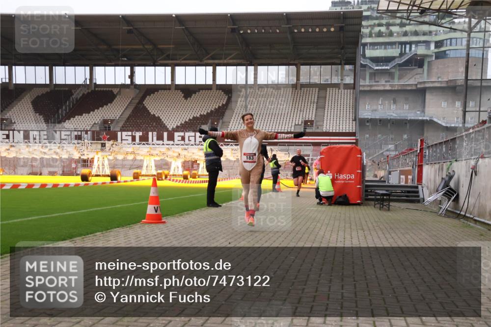 08.12.2024 - St. Pauli X-Mass-Run No. 14 Yannick Fuchs http://msf.ph/oto/7473122 08.12.2024 09:53:30 Ziel 183, 859, 1818, 2084, 2844, 3023, 3307 meine-sportfotos.de
