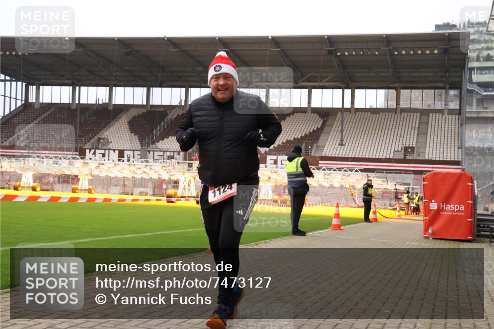 08.12.2024 - St. Pauli X-Mass-Run No. 14 Yannick Fuchs http://msf.ph/oto/7473127 08.12.2024 10:07:21 Ziel 129, 165, 892, 1007, 1124, 1426, 1720, 2099, 2208, 2861, 3153, 3338, 3342 meine-sportfotos.de