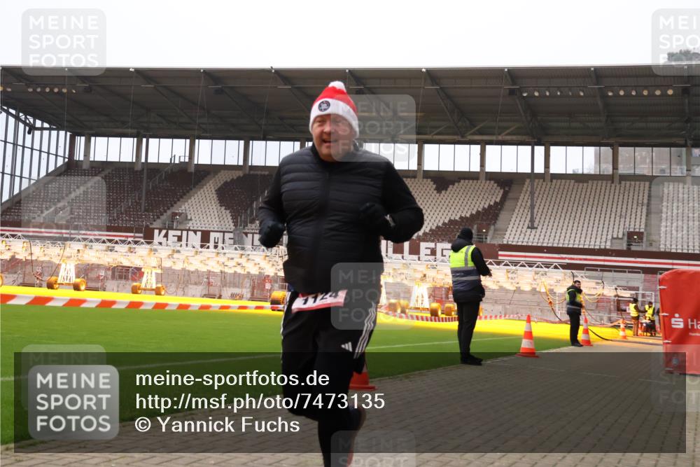 08.12.2024 - St. Pauli X-Mass-Run No. 14 Yannick Fuchs http://msf.ph/oto/7473135 08.12.2024 10:07:21 Ziel 129, 165, 892, 1007, 1124, 1426, 1720, 2099, 2208, 2861, 3153, 3338, 3342 meine-sportfotos.de