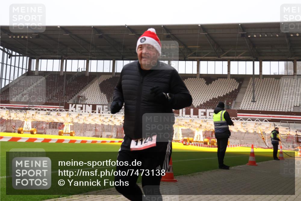 08.12.2024 - St. Pauli X-Mass-Run No. 14 Yannick Fuchs http://msf.ph/oto/7473138 08.12.2024 10:07:21 Ziel 129, 165, 892, 1007, 1124, 1426, 1720, 2099, 2208, 2861, 3153, 3338, 3342 meine-sportfotos.de