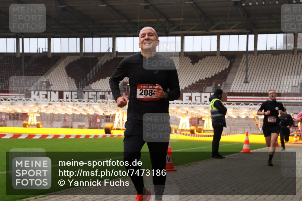 08.12.2024 - St. Pauli X-Mass-Run No. 14 Yannick Fuchs http://msf.ph/oto/7473186 08.12.2024 09:53:33 Ziel 183, 859, 1818, 2084, 2844, 3023 meine-sportfotos.de