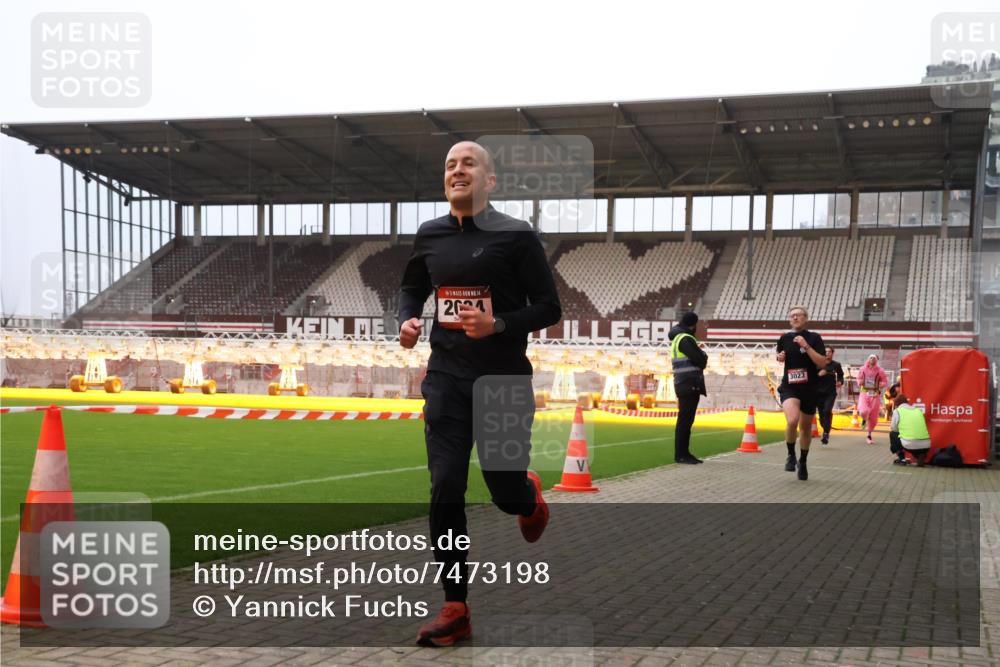 08.12.2024 - St. Pauli X-Mass-Run No. 14 Yannick Fuchs http://msf.ph/oto/7473198 08.12.2024 09:53:33 Ziel 183, 859, 1818, 2084, 2844, 3023 meine-sportfotos.de