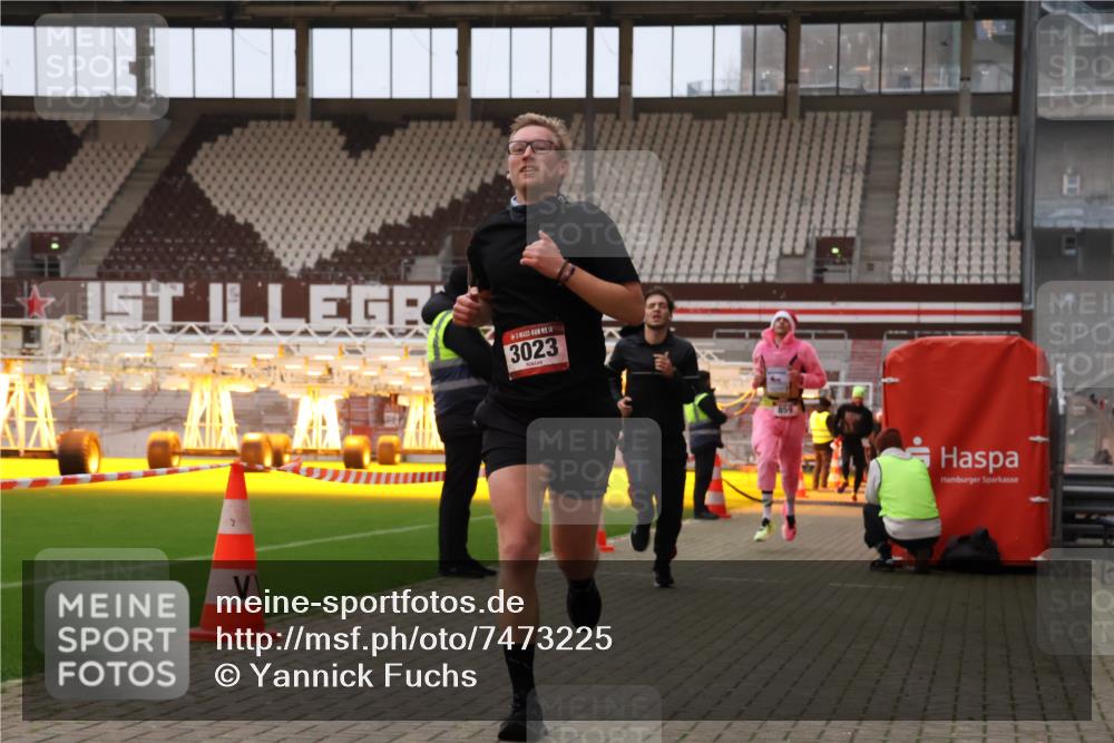 08.12.2024 - St. Pauli X-Mass-Run No. 14 Yannick Fuchs http://msf.ph/oto/7473225 08.12.2024 09:53:34 Ziel 183, 859, 1818, 2084, 2844, 3023 meine-sportfotos.de
