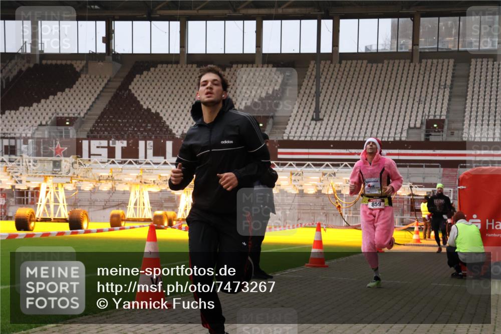 08.12.2024 - St. Pauli X-Mass-Run No. 14 Yannick Fuchs http://msf.ph/oto/7473267 08.12.2024 09:53:36 Ziel 183, 859, 1818, 2084, 2844, 3023 meine-sportfotos.de