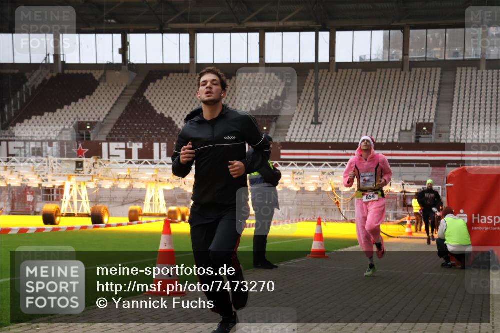 08.12.2024 - St. Pauli X-Mass-Run No. 14 Yannick Fuchs http://msf.ph/oto/7473270 08.12.2024 09:53:36 Ziel 183, 859, 1818, 2084, 2844, 3023 meine-sportfotos.de