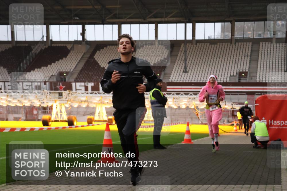 08.12.2024 - St. Pauli X-Mass-Run No. 14 Yannick Fuchs http://msf.ph/oto/7473273 08.12.2024 09:53:36 Ziel 183, 859, 1818, 2084, 2844, 3023 meine-sportfotos.de