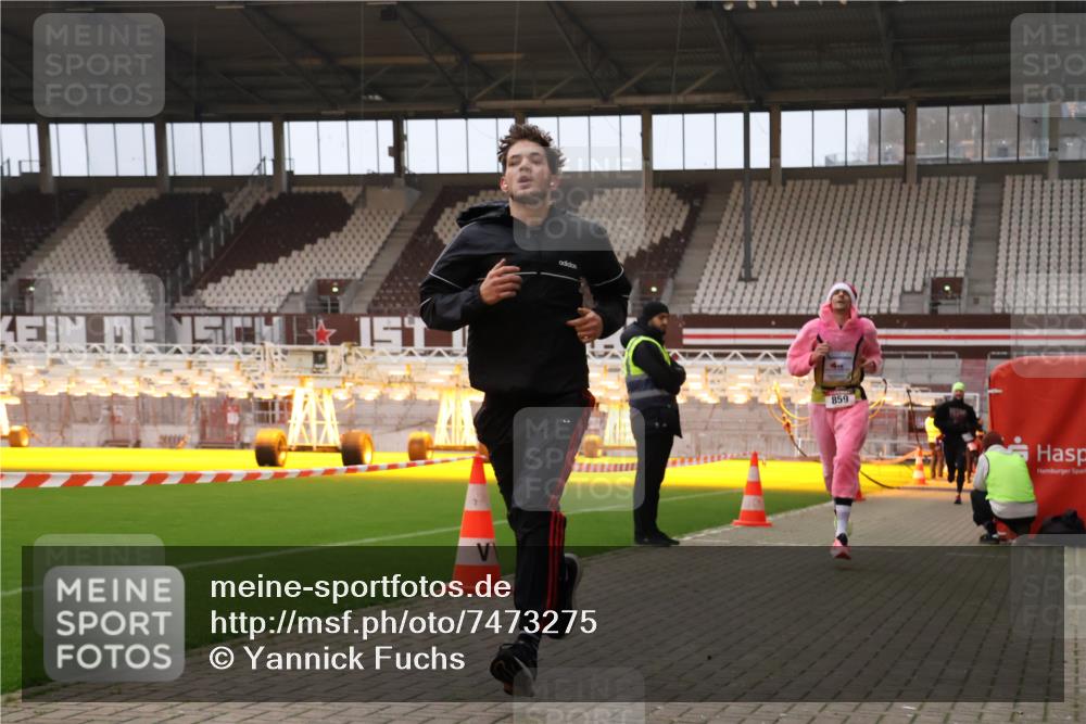 08.12.2024 - St. Pauli X-Mass-Run No. 14 Yannick Fuchs http://msf.ph/oto/7473275 08.12.2024 09:53:36 Ziel 183, 859, 1818, 2084, 2844, 3023 meine-sportfotos.de