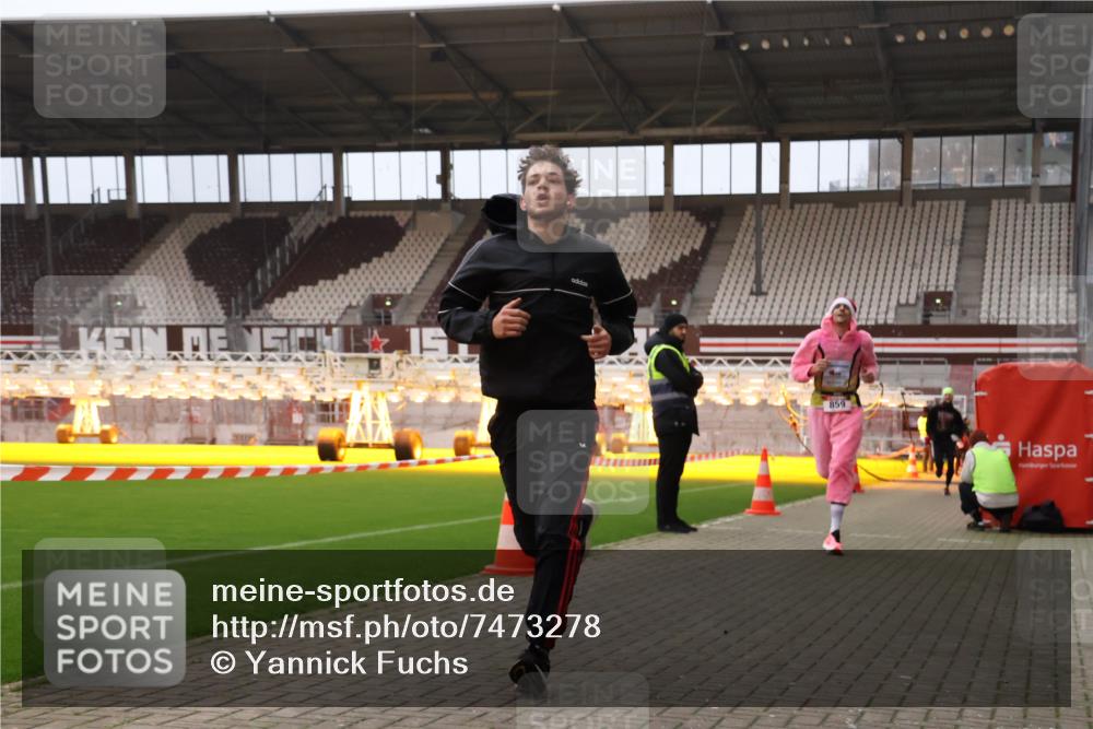 08.12.2024 - St. Pauli X-Mass-Run No. 14 Yannick Fuchs http://msf.ph/oto/7473278 08.12.2024 09:53:36 Ziel 183, 859, 1818, 2084, 2844, 3023 meine-sportfotos.de