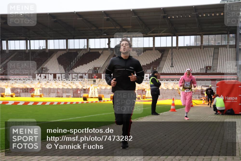 08.12.2024 - St. Pauli X-Mass-Run No. 14 Yannick Fuchs http://msf.ph/oto/7473282 08.12.2024 09:53:36 Ziel 183, 859, 1818, 2084, 2844, 3023 meine-sportfotos.de
