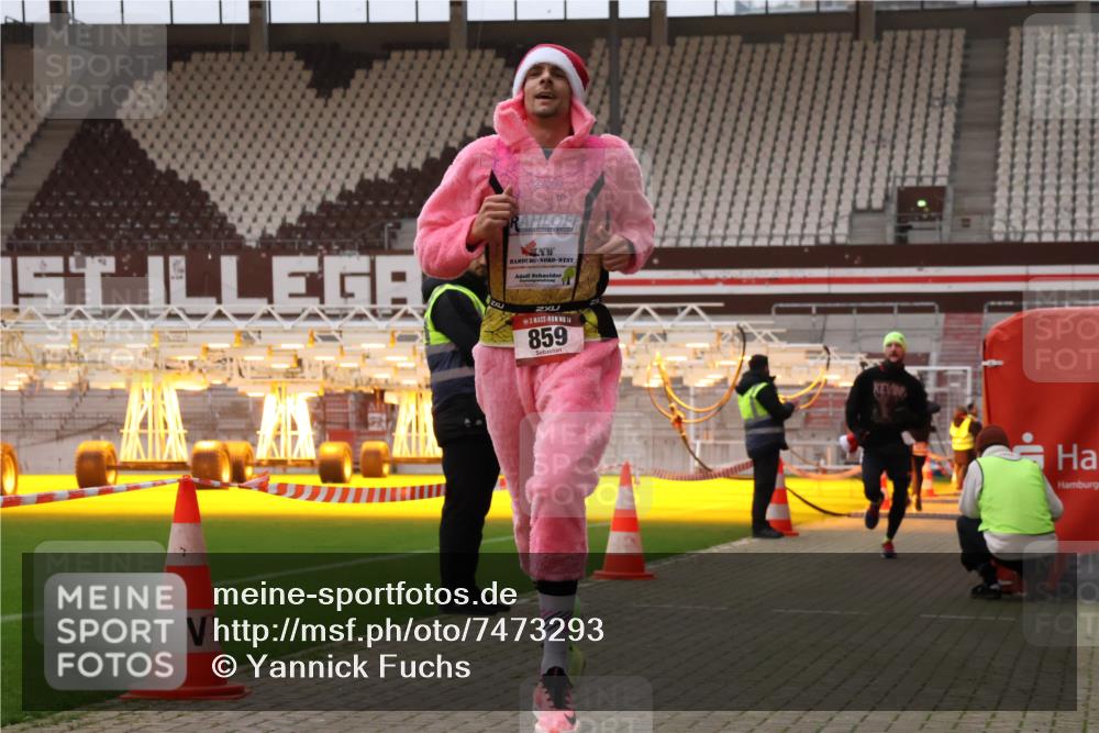 08.12.2024 - St. Pauli X-Mass-Run No. 14 Yannick Fuchs http://msf.ph/oto/7473293 08.12.2024 09:53:38 Ziel 183, 859, 1818, 2084, 2844, 3023 meine-sportfotos.de