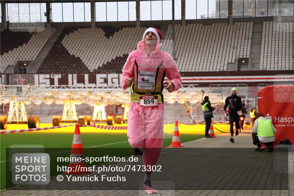 08.12.2024 - St. Pauli X-Mass-Run No. 14 Yannick Fuchs http://msf.ph/oto/7473302 08.12.2024 09:53:38 Ziel 183, 859, 1818, 2084, 2844, 3023 meine-sportfotos.de