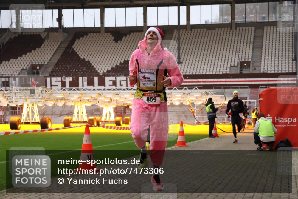 08.12.2024 - St. Pauli X-Mass-Run No. 14 Yannick Fuchs http://msf.ph/oto/7473306 08.12.2024 09:53:38 Ziel 183, 859, 1818, 2084, 2844, 3023 meine-sportfotos.de