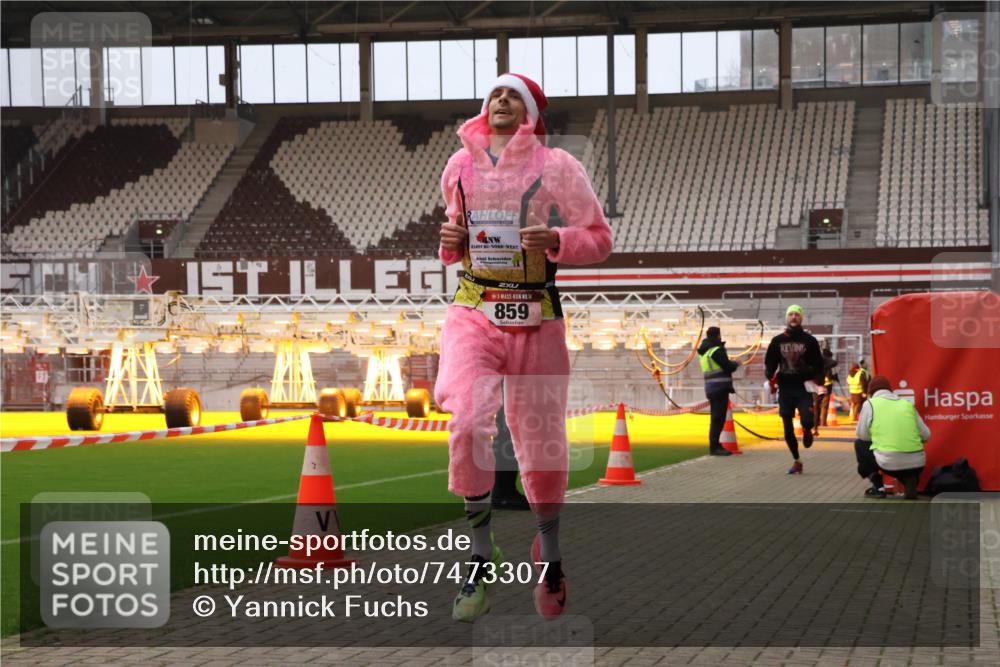 08.12.2024 - St. Pauli X-Mass-Run No. 14 Yannick Fuchs http://msf.ph/oto/7473307 08.12.2024 09:53:38 Ziel 183, 859, 1818, 2084, 2844, 3023 meine-sportfotos.de