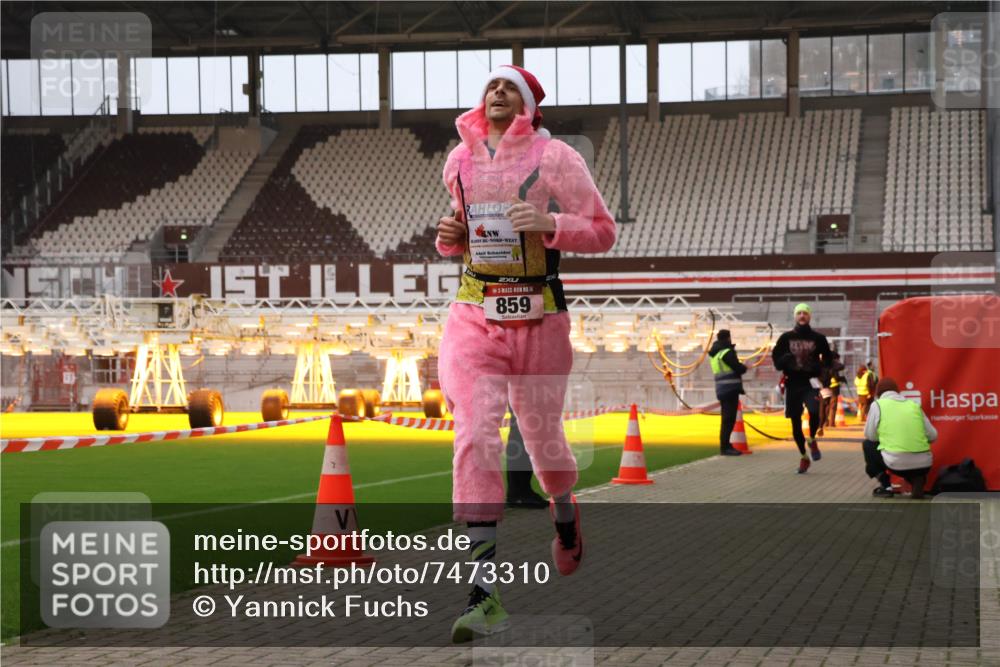 08.12.2024 - St. Pauli X-Mass-Run No. 14 Yannick Fuchs http://msf.ph/oto/7473310 08.12.2024 09:53:38 Ziel 183, 859, 1818, 2084, 2844, 3023 meine-sportfotos.de