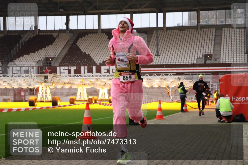 08.12.2024 - St. Pauli X-Mass-Run No. 14 Yannick Fuchs http://msf.ph/oto/7473313 08.12.2024 09:53:38 Ziel 183, 859, 1818, 2084, 2844, 3023 meine-sportfotos.de