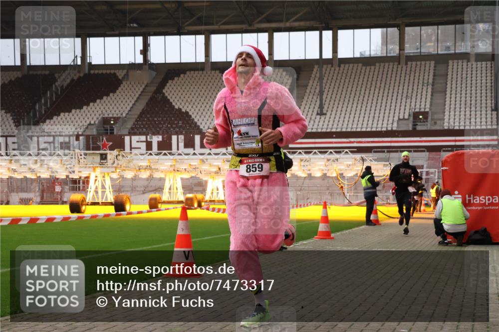 08.12.2024 - St. Pauli X-Mass-Run No. 14 Yannick Fuchs http://msf.ph/oto/7473317 08.12.2024 09:53:38 Ziel 183, 859, 1818, 2084, 2844, 3023 meine-sportfotos.de