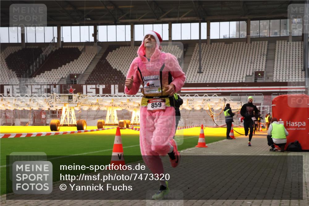 08.12.2024 - St. Pauli X-Mass-Run No. 14 Yannick Fuchs http://msf.ph/oto/7473320 08.12.2024 09:53:38 Ziel 183, 859, 1818, 2084, 2844, 3023 meine-sportfotos.de