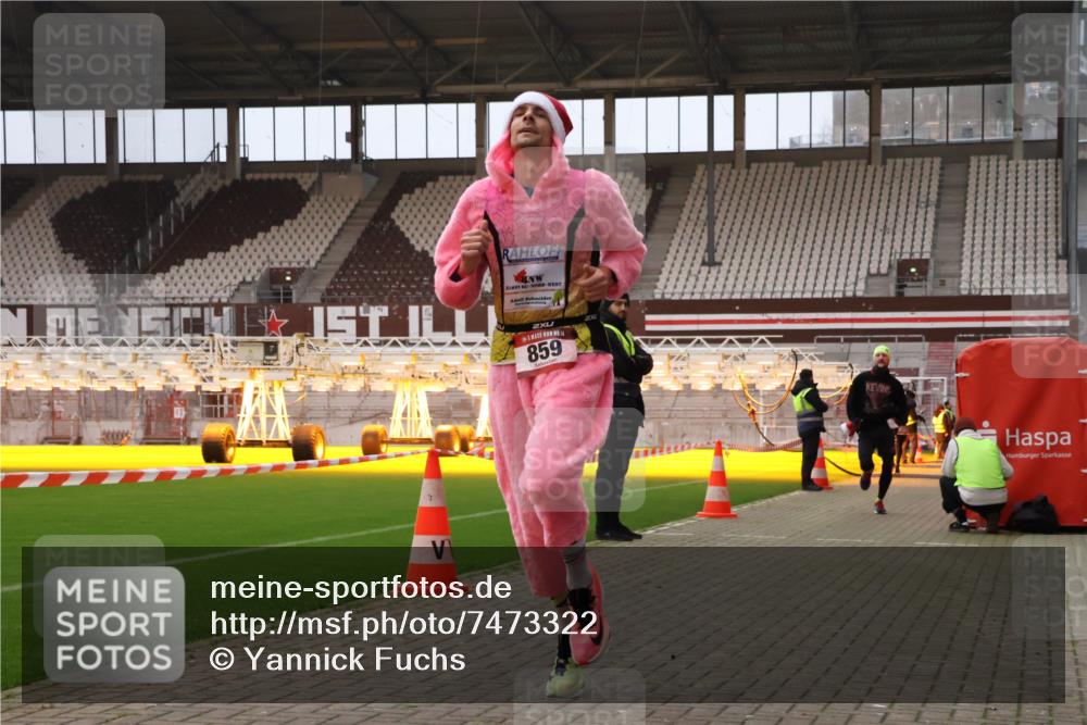 08.12.2024 - St. Pauli X-Mass-Run No. 14 Yannick Fuchs http://msf.ph/oto/7473322 08.12.2024 09:53:39 Ziel 183, 859, 1818, 2084, 2844, 3023 meine-sportfotos.de