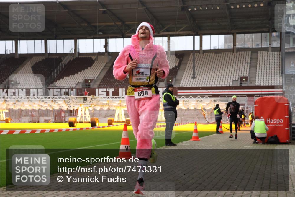 08.12.2024 - St. Pauli X-Mass-Run No. 14 Yannick Fuchs http://msf.ph/oto/7473331 08.12.2024 09:53:39 Ziel 183, 859, 1818, 2084, 2844, 3023 meine-sportfotos.de