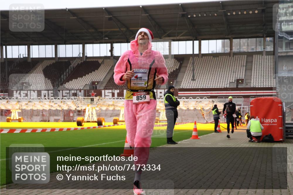 08.12.2024 - St. Pauli X-Mass-Run No. 14 Yannick Fuchs http://msf.ph/oto/7473334 08.12.2024 09:53:39 Ziel 183, 859, 1818, 2084, 2844, 3023 meine-sportfotos.de
