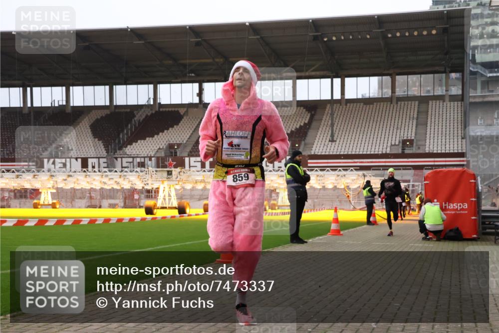 08.12.2024 - St. Pauli X-Mass-Run No. 14 Yannick Fuchs http://msf.ph/oto/7473337 08.12.2024 09:53:39 Ziel 183, 859, 1818, 2084, 2844, 3023 meine-sportfotos.de