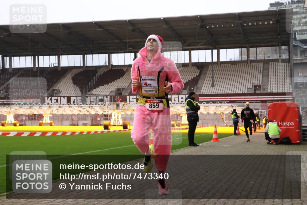 08.12.2024 - St. Pauli X-Mass-Run No. 14 Yannick Fuchs http://msf.ph/oto/7473340 08.12.2024 09:53:39 Ziel 183, 859, 1818, 2084, 2844, 3023 meine-sportfotos.de