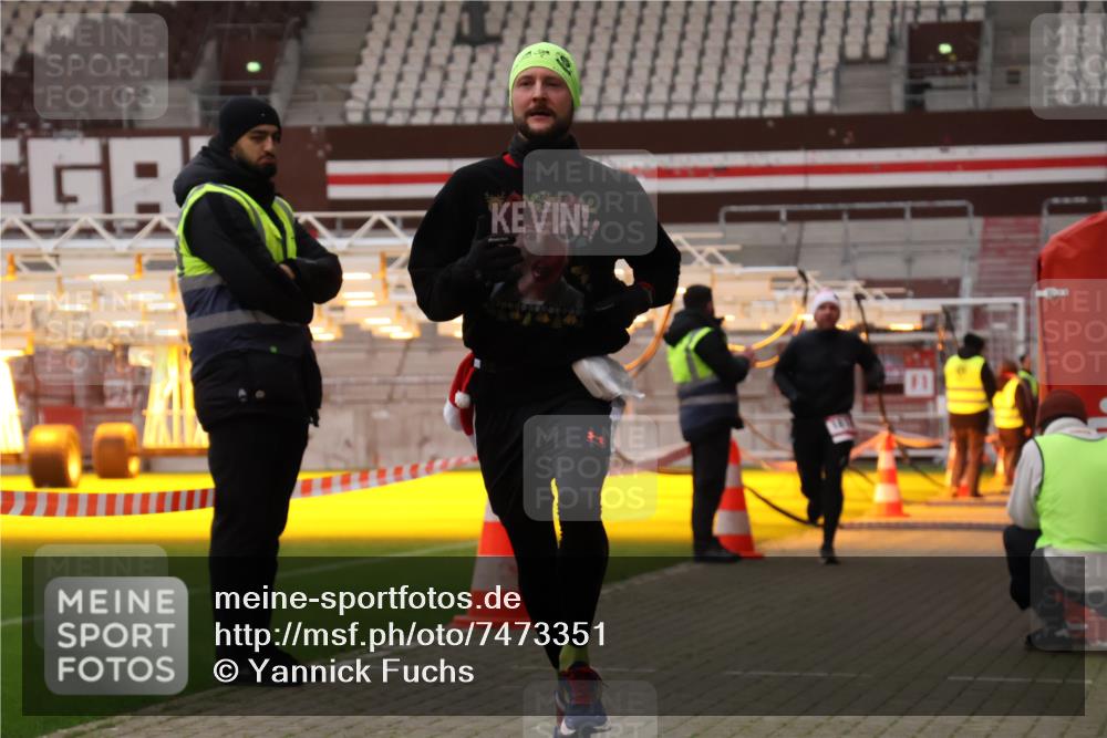 08.12.2024 - St. Pauli X-Mass-Run No. 14 Yannick Fuchs http://msf.ph/oto/7473351 08.12.2024 09:53:41 Ziel 859, 1818, 2844, 3023 meine-sportfotos.de