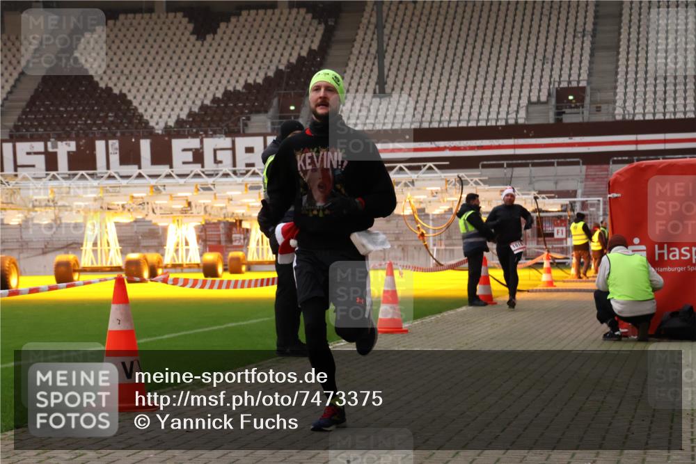 08.12.2024 - St. Pauli X-Mass-Run No. 14 Yannick Fuchs http://msf.ph/oto/7473375 08.12.2024 09:53:42 Ziel 859, 1818, 2844 meine-sportfotos.de